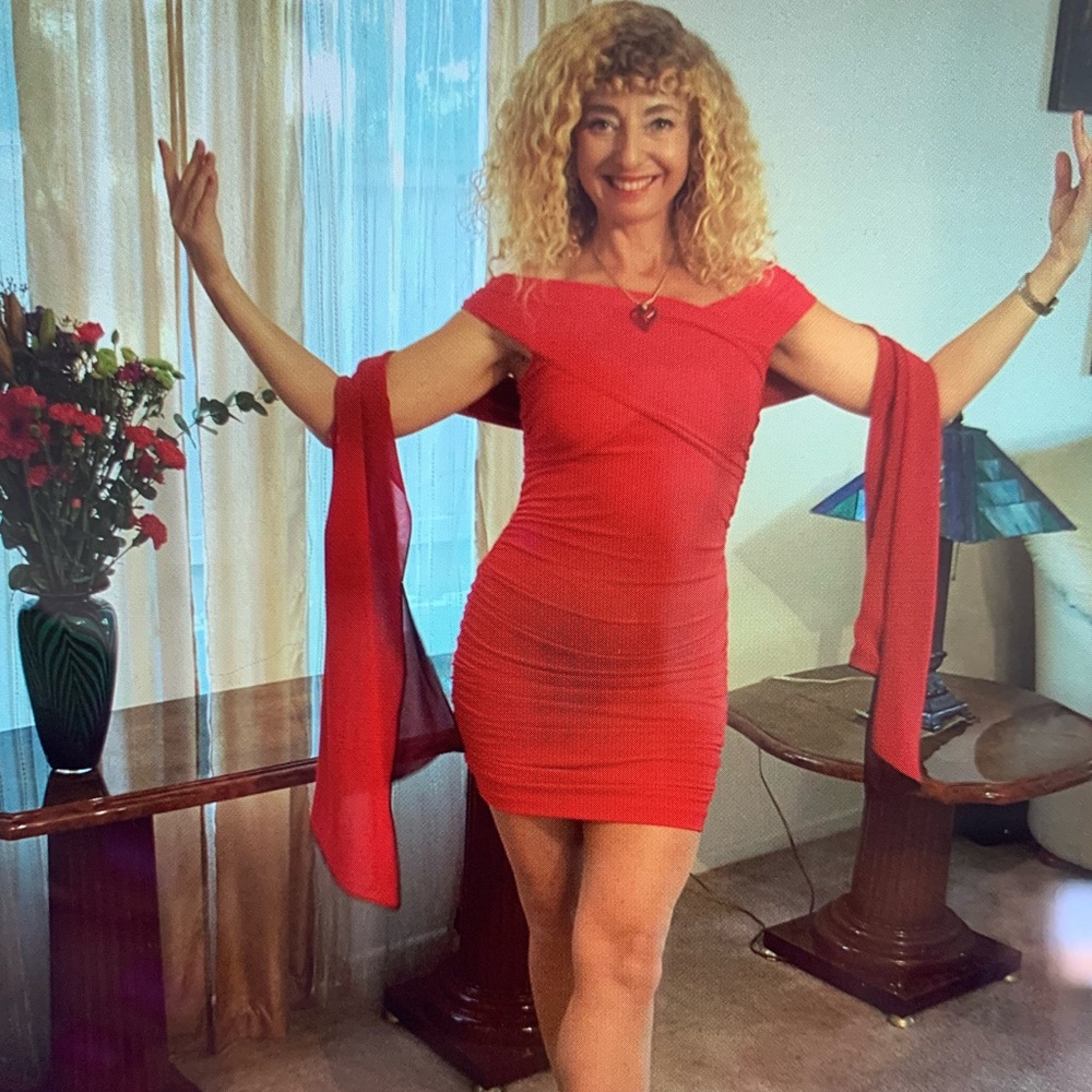 Cache Elegant Sexy Lady in Red dress Asymmetrical shoulders.